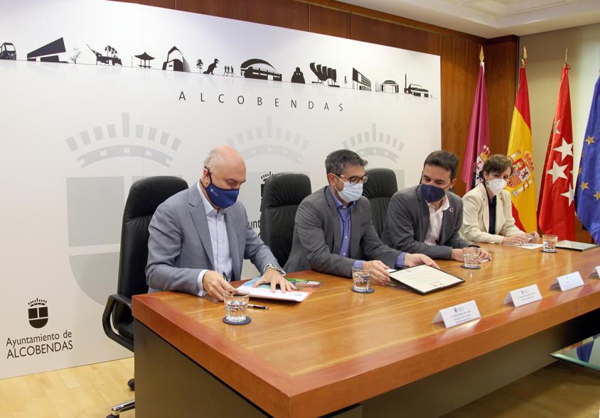 Encuentro con Embajadores Empresariales de Alcobendas - Primer plano de la mesa de autoridades municipales.