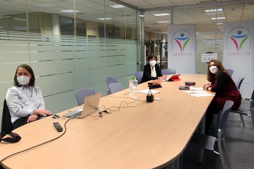 II Jornadas de Mediación Ciudad de Alcobendas - Panorámica de una sala de reuniones con tres participantes, con mascarillas.