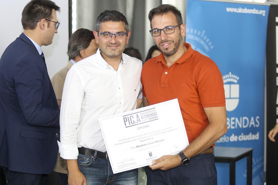 Concejal Rafael Sánchez y alumnos. Graduación alumnos Escuela de Fotografía PIC.A. -2019