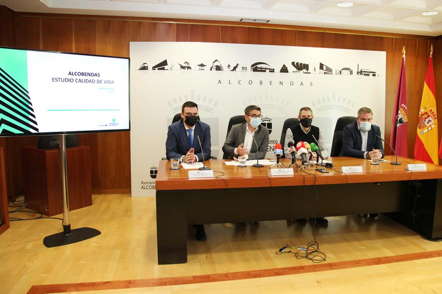 Rueda de prensa presentación resultados Encuesta de Calidad de Vida - Imagen de la mesa presidencial, donde se encuentran sentados todos los ponentes.