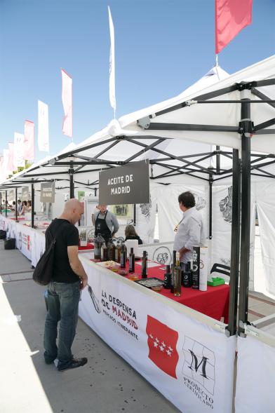 Visitantes en el Mercado itinerante.