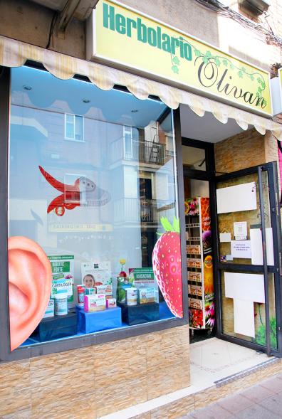 Pieza artística en un escaparate dentro de la iniciativa "Crea"