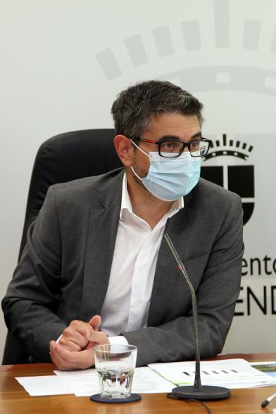 Rueda de prensa presentación resultados Encuesta de Calidad de Vida - Imagen del alcalde Rafael Sánchez Acera en un momento de su intervención.