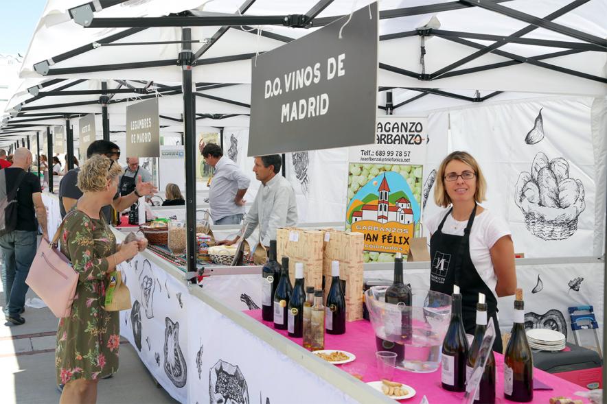 Puesto de vinos. Mercado itinerante.