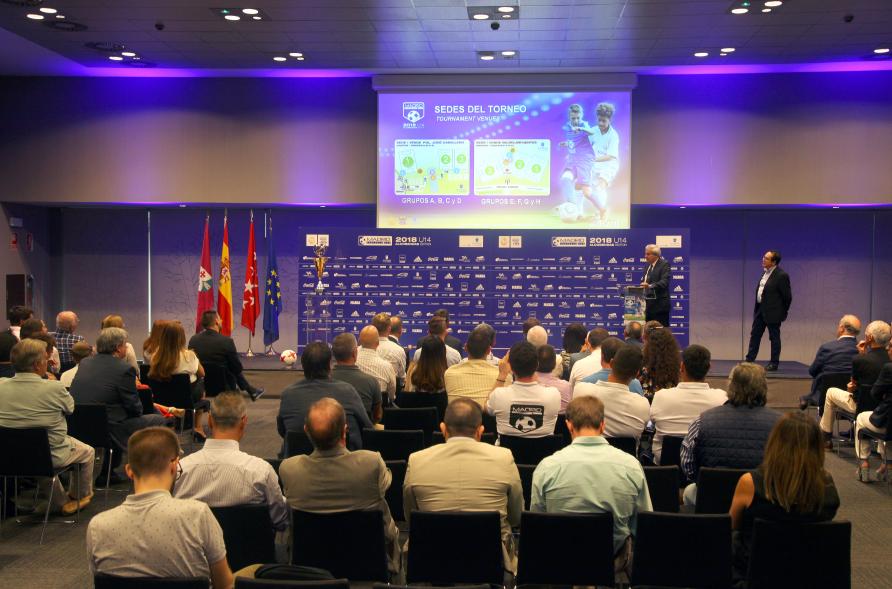 Presentación del Torneo Madrid Football Cup U-14 - Imagen panorámica de la sala donde se celebra el evento.