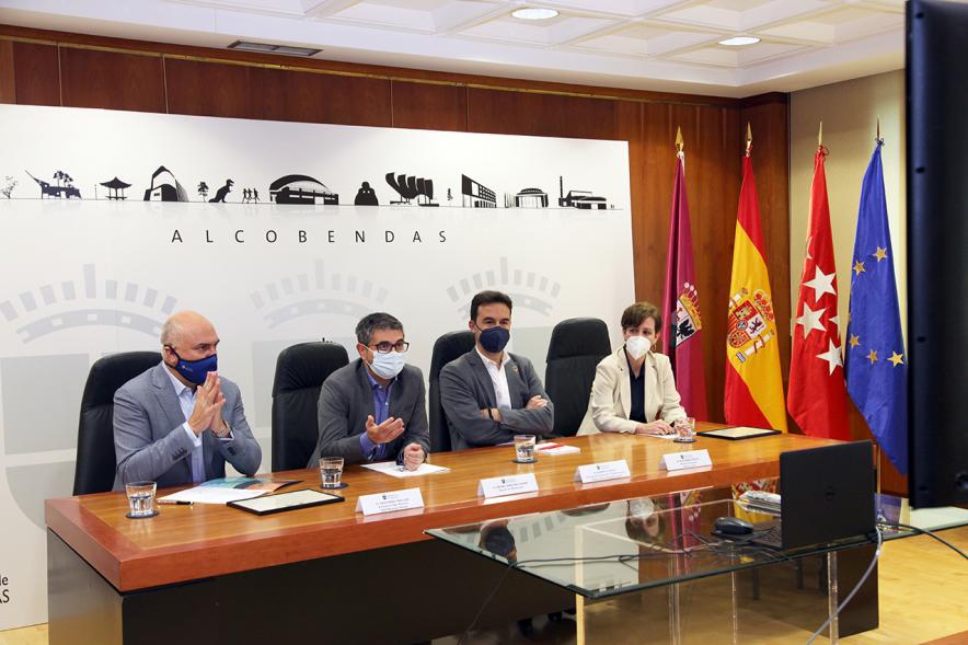 Encuentro con Embajadores Empresariales de Alcobendas - Primer plano de la mesa de autoridades municipales  en un despacho del ayuntamiento.