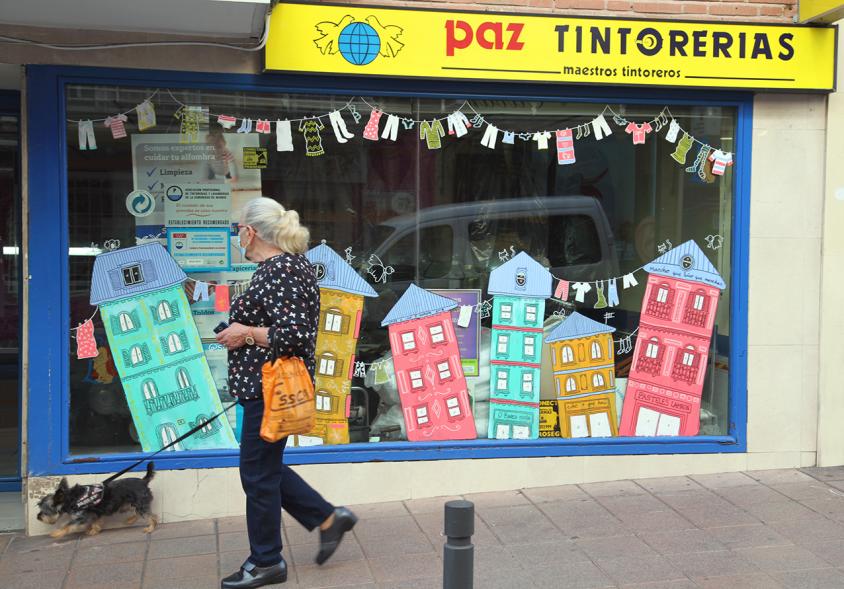 Pieza artística en un escaparate dentro de la iniciativa "Crea"