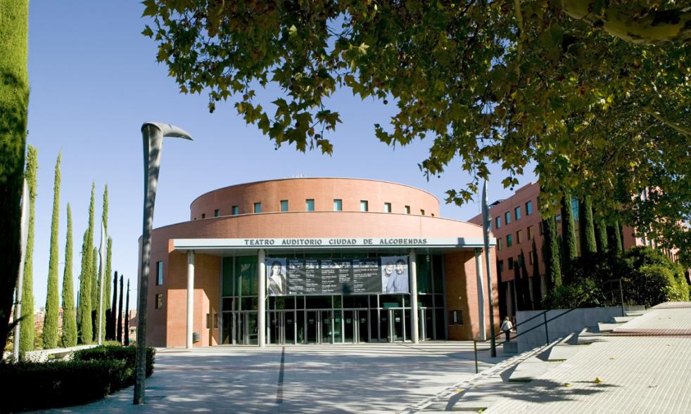 Plaza y exteriores del impresionante auditorio municipal de Alcobendas en un día soleado