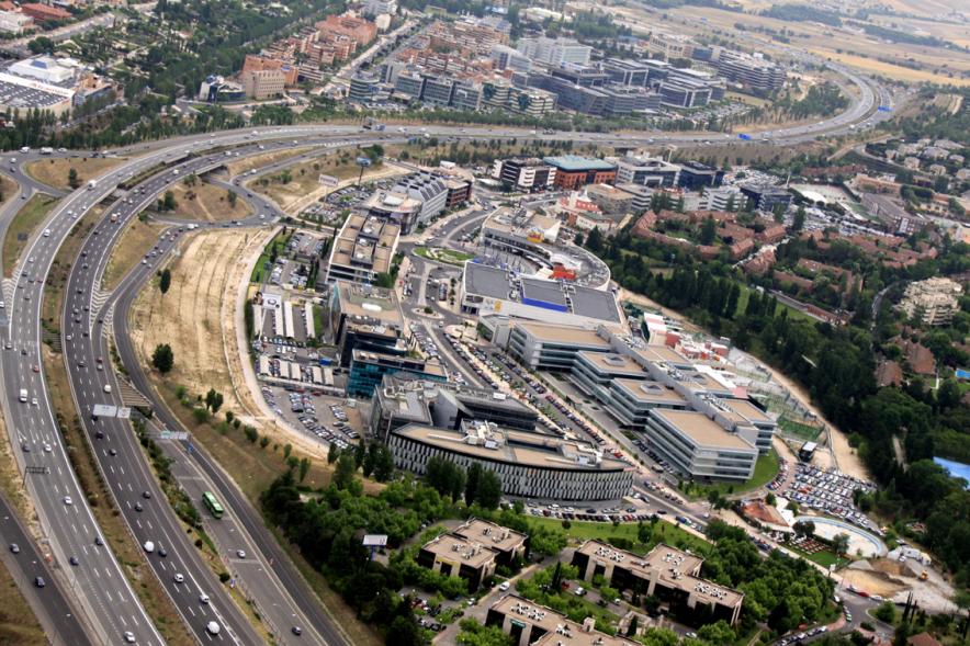 Vista aérea de la zona de ocio y Parque empresarial Arroyo de la Vega junto a la Moraleja