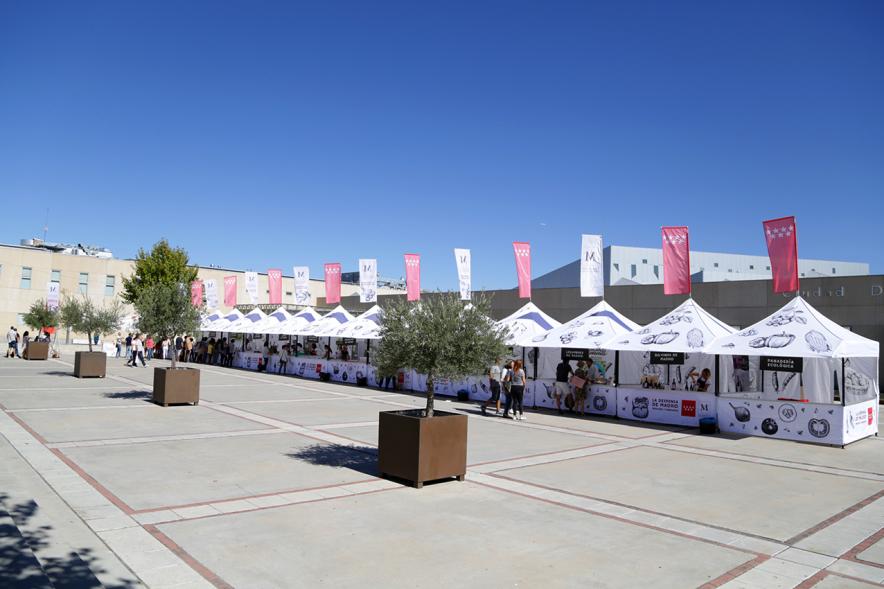 Vista general del Mercado itinerante "La despensa de Madrid"