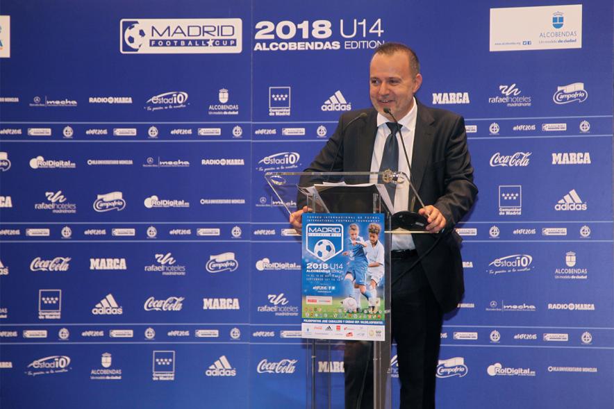 Presentación del Torneo Madrid Football Cup U-14 - Imagen de una persona hablando para el público asistente a la presentación.