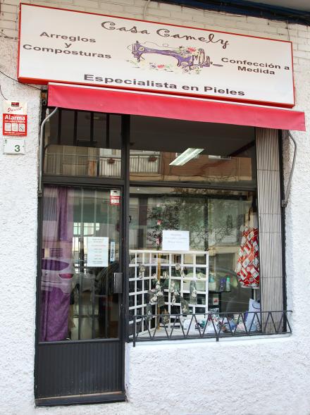 Pieza artística en un escaparate dentro de la iniciativa "Crea"