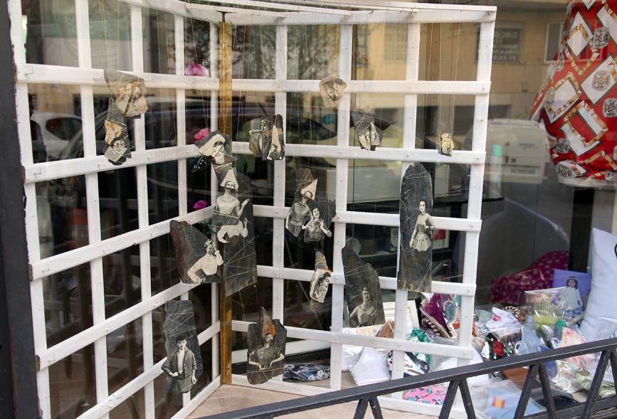 Pieza artística en un escaparate dentro de la iniciativa "Crea"