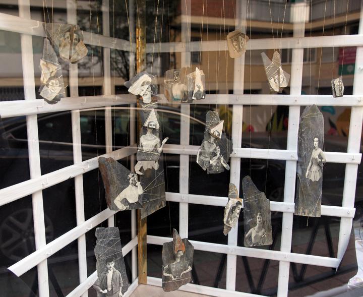 Pieza artística en un escaparate dentro de la iniciativa "Crea"