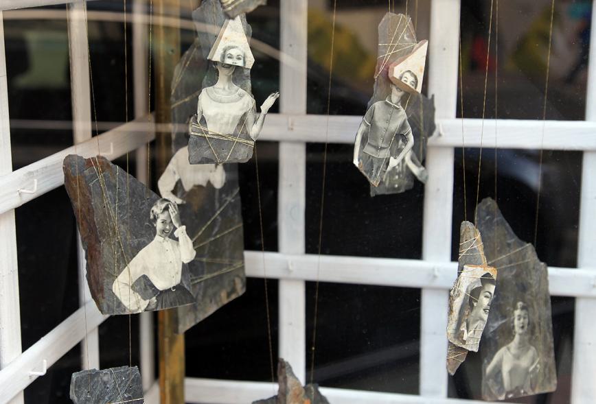 Pieza artística en un escaparate dentro de la iniciativa "Crea"