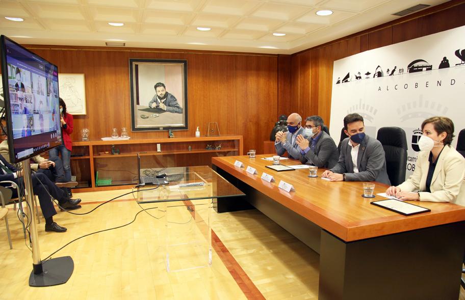 Encuentro con Embajadores Empresariales de Alcobendas - Plano lateral de la mesa de autoridades municipales.