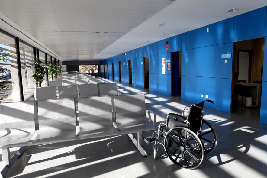 Sala de espera dentro de un centro médico de Alcobendas