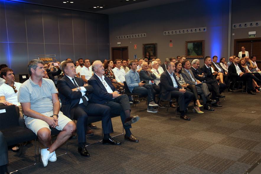 Presentación del Torneo Madrid Football Cup U-14 - Imagen panorámica del público asistente.