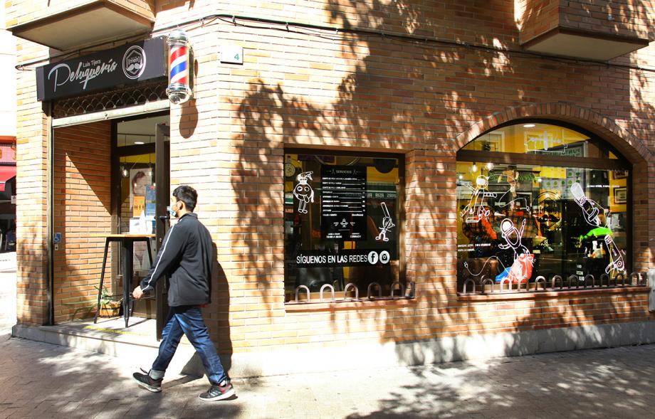 Pieza artística en un escaparate dentro de la iniciativa "Crea"