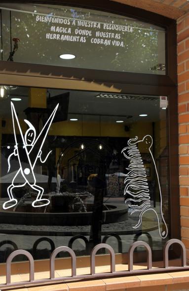 Pieza artística en un escaparate dentro de la iniciativa "Crea"