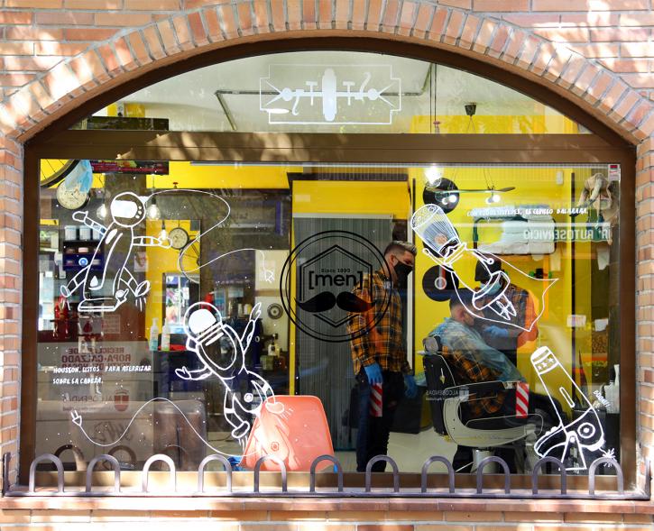 Pieza artística en un escaparate dentro de la iniciativa "Crea"