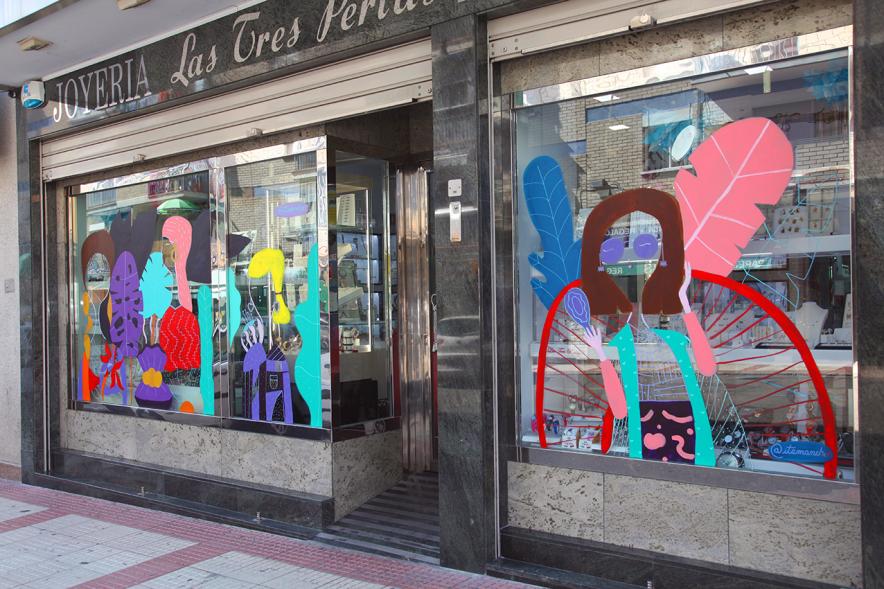 Pieza artística en un escaparate dentro de la iniciativa "Crea"