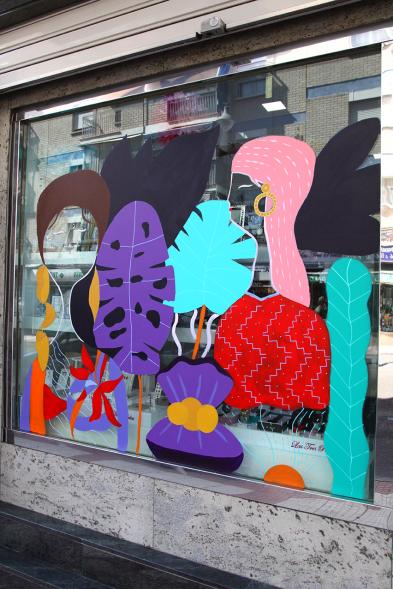 Pieza artística en un escaparate dentro de la iniciativa "Crea"