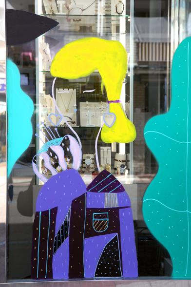Pieza artística en un escaparate dentro de la iniciativa "Crea"