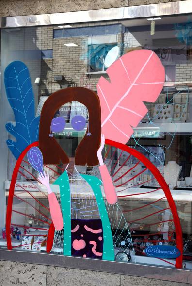 Pieza artística en un escaparate dentro de la iniciativa "Crea"