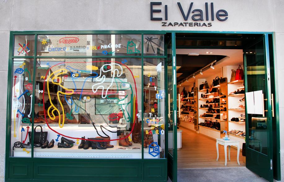 Pieza artística en un escaparate dentro de la iniciativa "Crea"