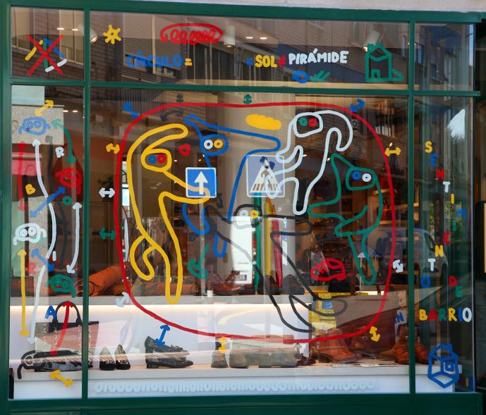 Pieza artística en un escaparate dentro de la iniciativa "Crea"