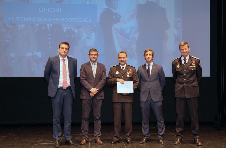 Alcalde Rafael Sanchez, Concejales Miguel Ángel Arranz, Aitor Retolaza, Autoridades y participantes. . Entrega de reconocimientos día de San Juan, patrón de la Policía Local - 2019