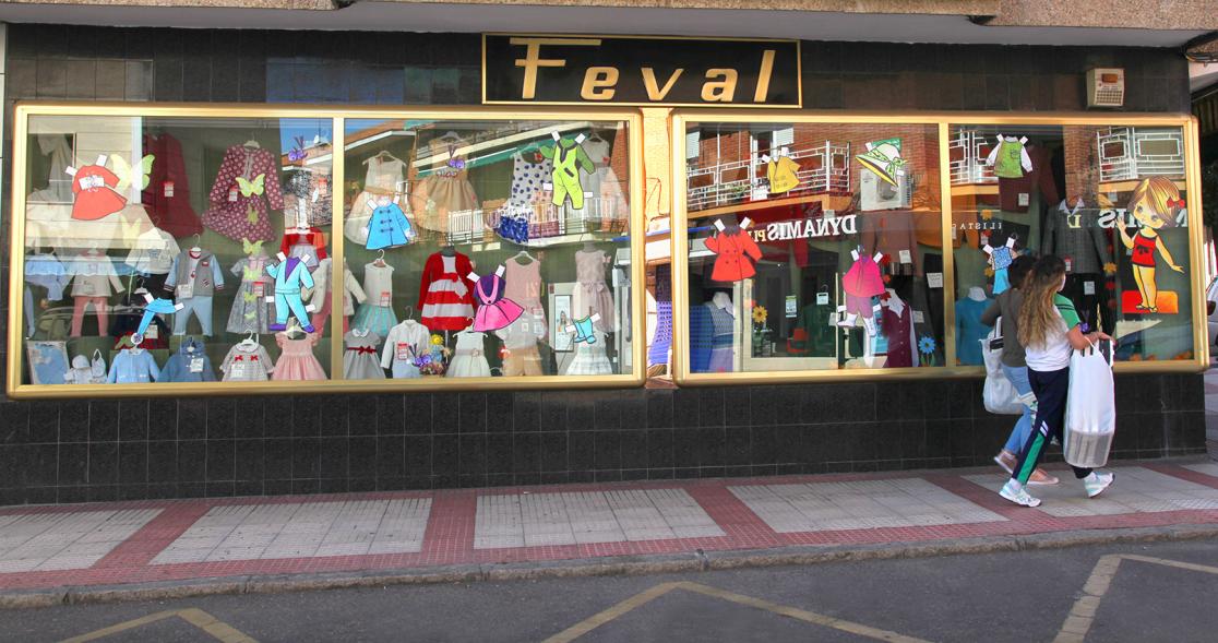Pieza artística en un escaparate dentro de la iniciativa "Crea"