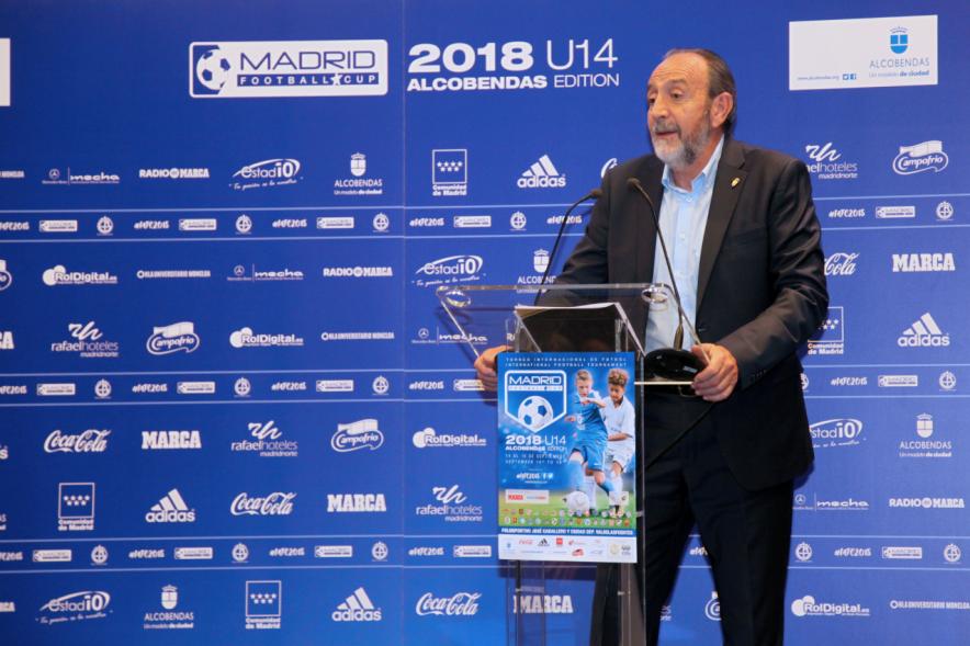 Presentación del Torneo Madrid Football Cup U-14 - Imagen de una persona hablando para el público asistente a la presentación.