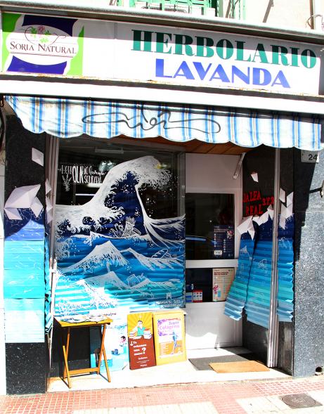 Pieza artística en un escaparate dentro de la iniciativa "Crea"