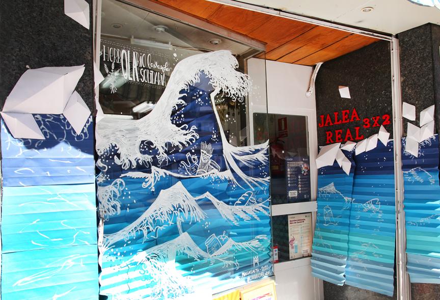 Pieza artística en un escaparate dentro de la iniciativa "Crea"