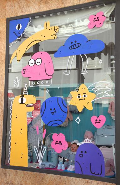 Pieza artística en un escaparate dentro de la iniciativa "Crea"