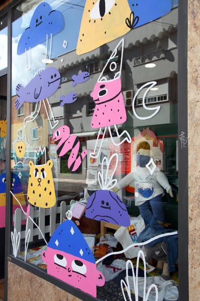 Pieza artística en un escaparate dentro de la iniciativa "Crea"