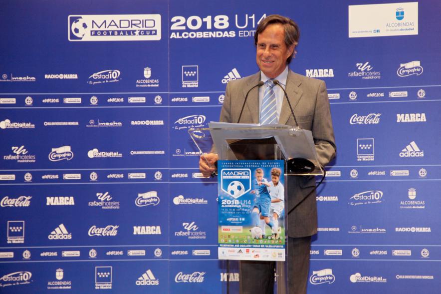Presentación del Torneo Madrid Football Cup U-14 - Imagen del alcalde García de Vinuesa dirigiéndose al público asistente.