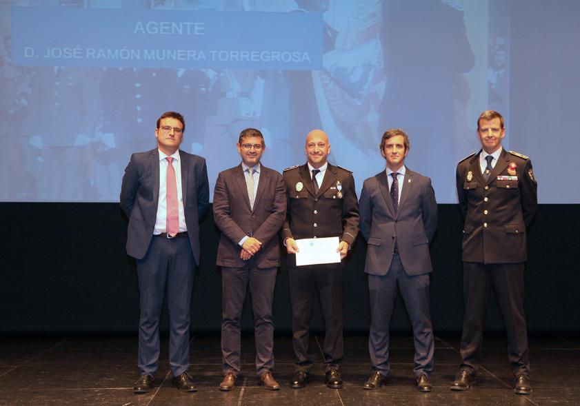 Alcalde Rafael Sanchez, Concejales Miguel Ángel Arranz, Aitor Retolaza, Autoridades y participantes. . Entrega de reconocimientos día de San Juan, patrón de la Policía Local - 2019
