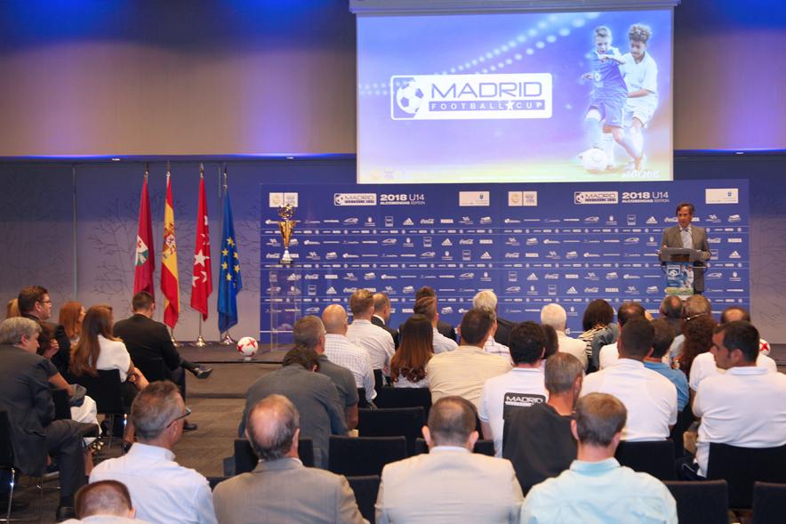 Presentación del Torneo Madrid Football Cup U-14 - Imagen panorámica de la sala donde se celebra el evento.