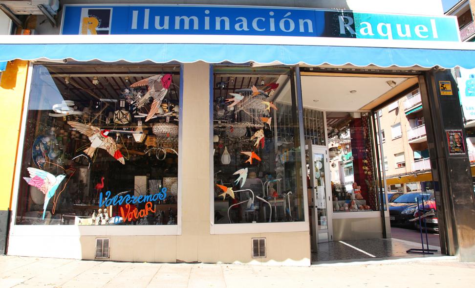 Pieza artística en un escaparate dentro de la iniciativa "Crea"