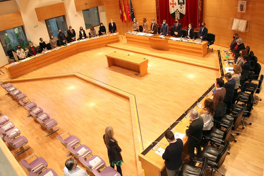 Vista cenital del salón de plenos con concejales en pie