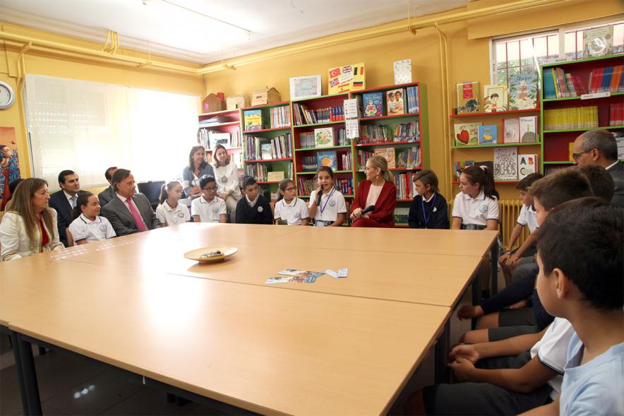 La presidenta regional inaugura el nuevo curso escolar en el colegio público Luis Buñuel -  La presidenta  y el alcalde con los alumnos.