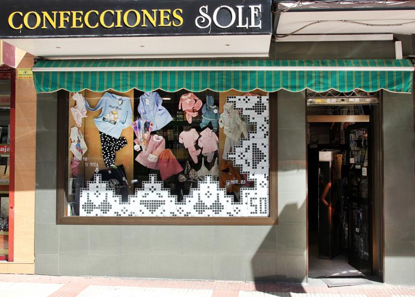 Pieza artística en un escaparate dentro de la iniciativa "Crea"