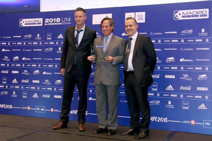 Presentación del Torneo Madrid Football Cup U-14 - Imagen del alcalde García de Vinuesa y otras autoridades posando en el photocall.