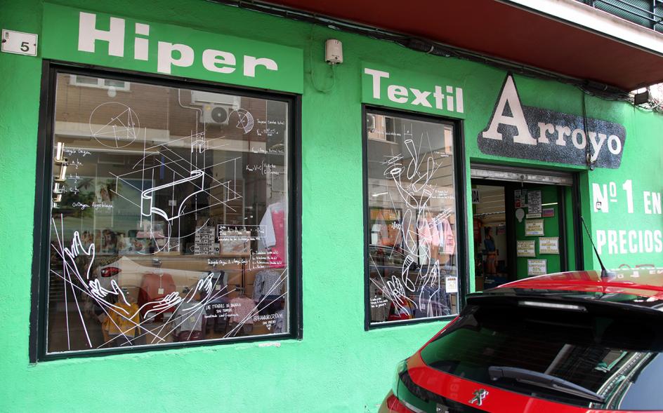 Pieza artística en un escaparate dentro de la iniciativa "Crea"