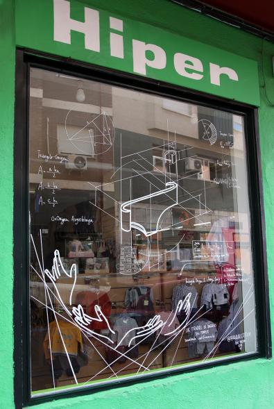 Pieza artística en un escaparate dentro de la iniciativa "Crea"