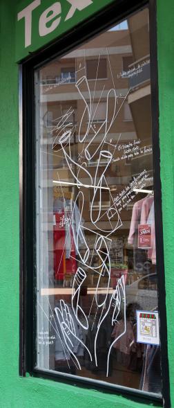 Pieza artística en un escaparate dentro de la iniciativa "Crea"