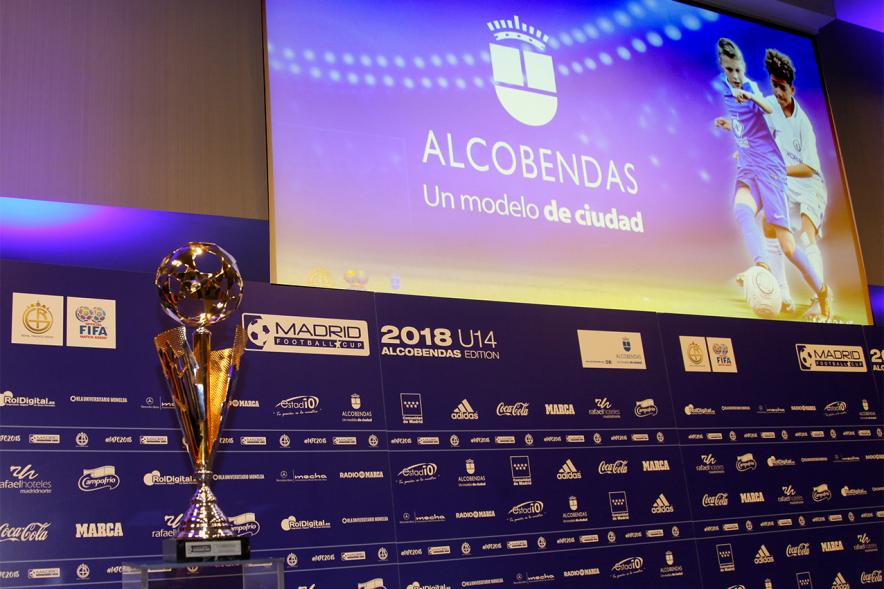 Presentación del Torneo Madrid Football Cup U-14 - Imagen de la sala donde se hace la presentación, presidida por el trofeo para el campeón.